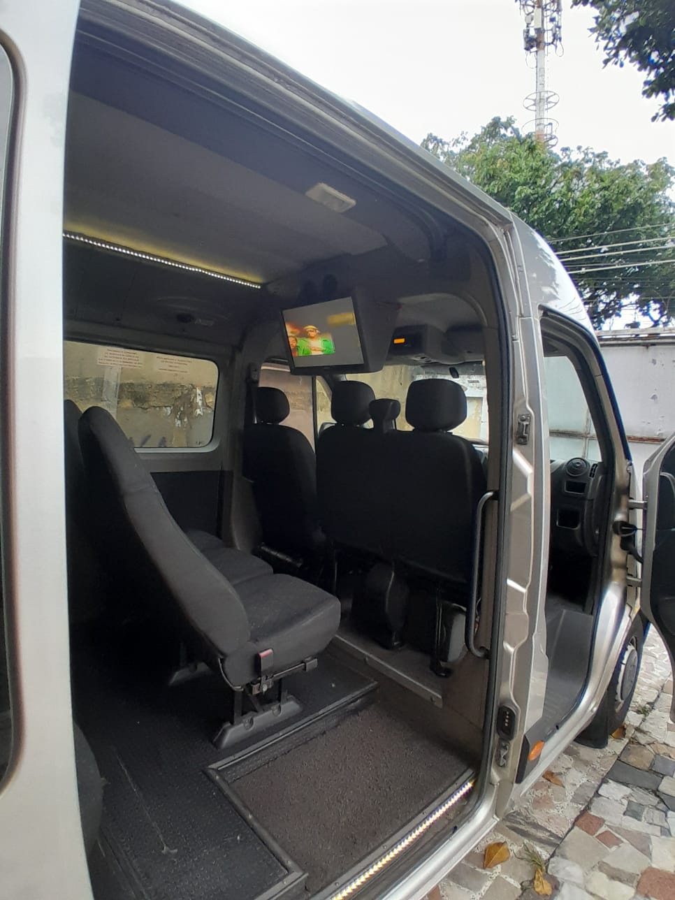 Van Executiva 15 Lugares — interior com bancos e TV